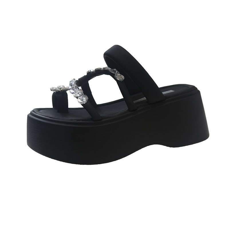 Маффиновые толстоподошвенные увеличивающие рост и крутые тапочки для женской летней носки 2025 новые модели с юбками, модный верх, носок со стразами на высоком каблуке