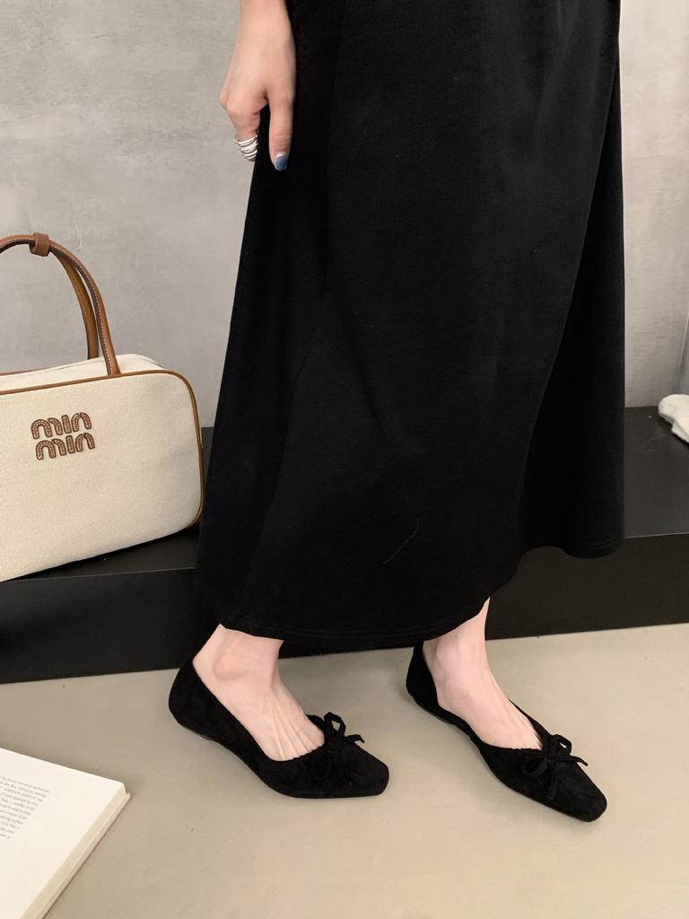 2025 autumn new shallow mouth single shoes Korean version temperament bow small square head side empty not tired feet women's shallow mouth single s