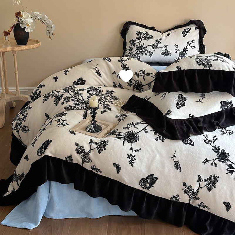 G5Z Постельное белье из молочного велюра и кружева: Утолщенный четырехсекционный комплект из фланели и кораллового флиса, двусторонний, с пододеяльником.