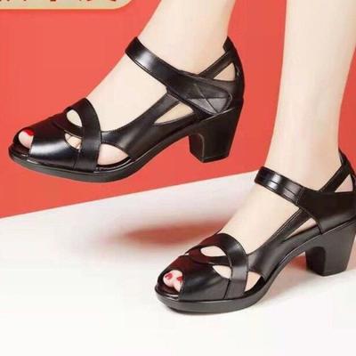 Женские летние модные сандалии 2024 года с удобным дизайном в виде полой рыбы и средним толстым каблуком. Мягкие кожаные балетки.