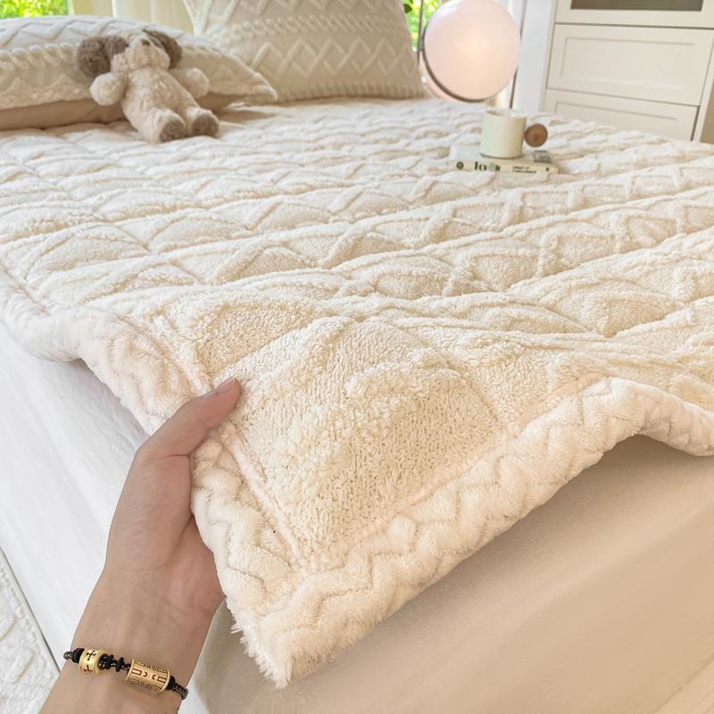 New Autumn Winter Thicken Warm Mattress Toppers Extra Soft Carving Milk Fleece Mattress Pad Fluffy Comfortable Durable Bed Mat