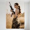 Сексуальная женщина с автоматом в поле сухой травы Винтажная жестяная табличка Металлический постер для бара Домашний настенный декор 8x12 дюймов