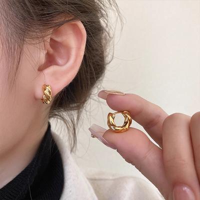 Изысканные маленькие закрученные закрученные металлические серьги-пряжки для женщин, дизайн, чувство изысканной индивидуальности, модный темперамент, универсальные серьги