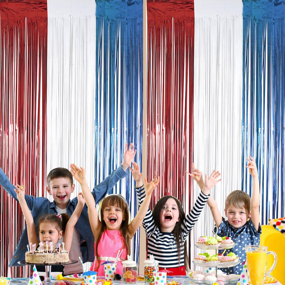 Яркие красно-бело-синие стримерные шторы ко Дню независимости для праздничного домашнего декора