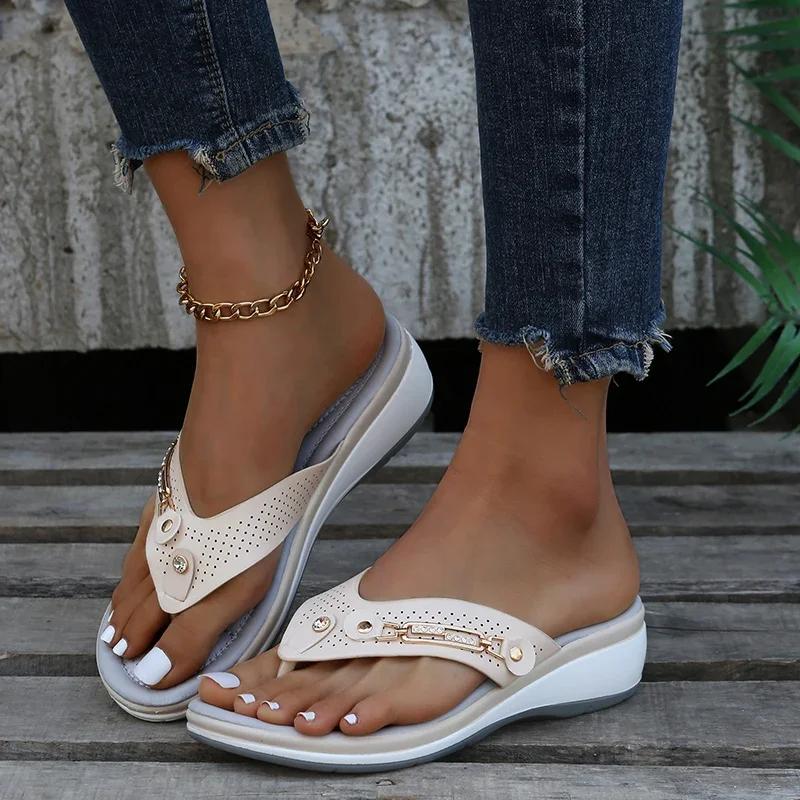 Fashion New Summer Women's Wedge Slippers Metal Decoration Women's Flat Flip Flops Outdoor Casual Beach Shoes Women's Large Size Sandals
