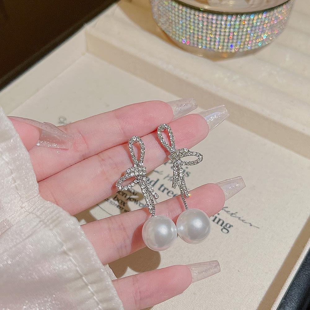 Универсальные жемчужные серьги: Высококлассные осенне-зимние серьги-пусеты с кисточками и бантами для женщин