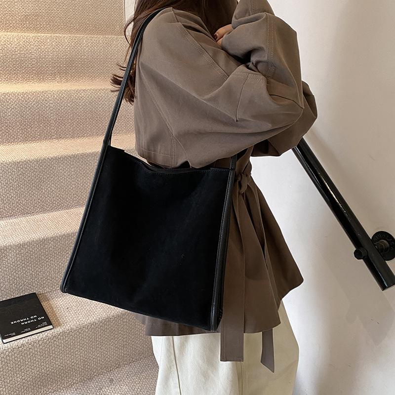 New Large Capacity Women's Bag Autumn and Winter Versatile Retro Shoulder Bucket Bag Popular Commuter Tote