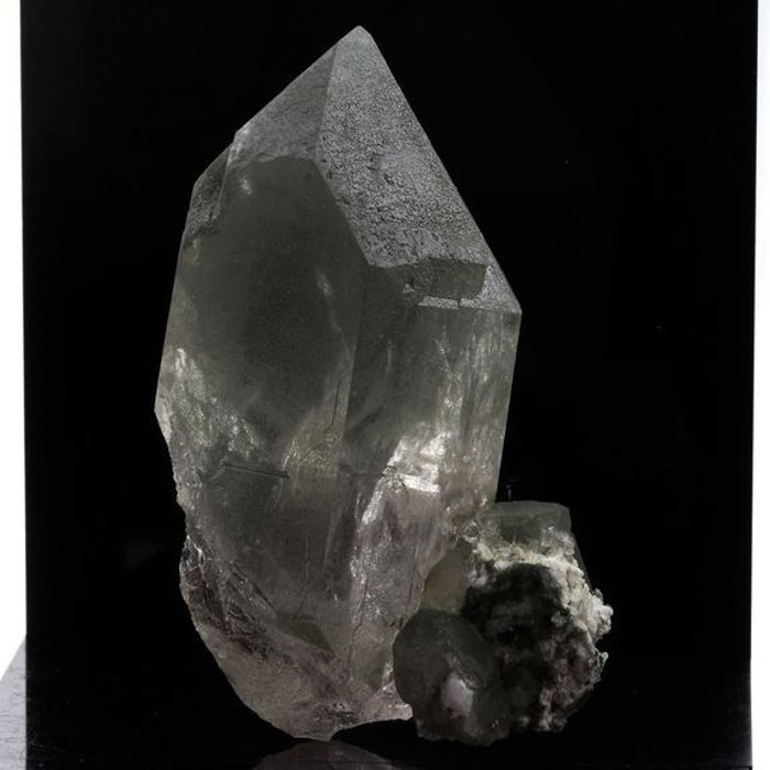 Pierres et Minéraux. Quartz fumé. 1188.0 ct. Massif du Mont-Blanc, Haute-Savoie, France..