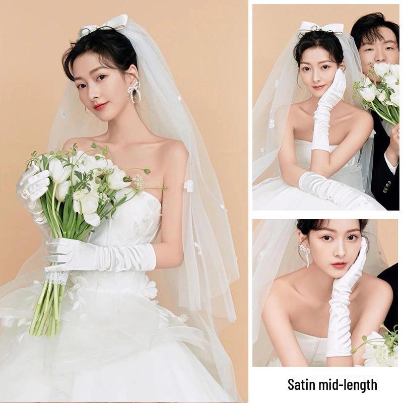 Длинные перчатки из белого атласа и кружева с бриллиантами для свадебных и торжественных фотосессий