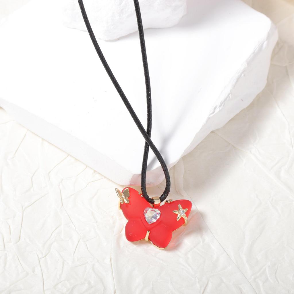 Корейская версия простого и модного красного желе с инкрустированным цирконом, смоляной кулон-бабочка, ожерелье, универсальное для повседневного ношения, женские модели