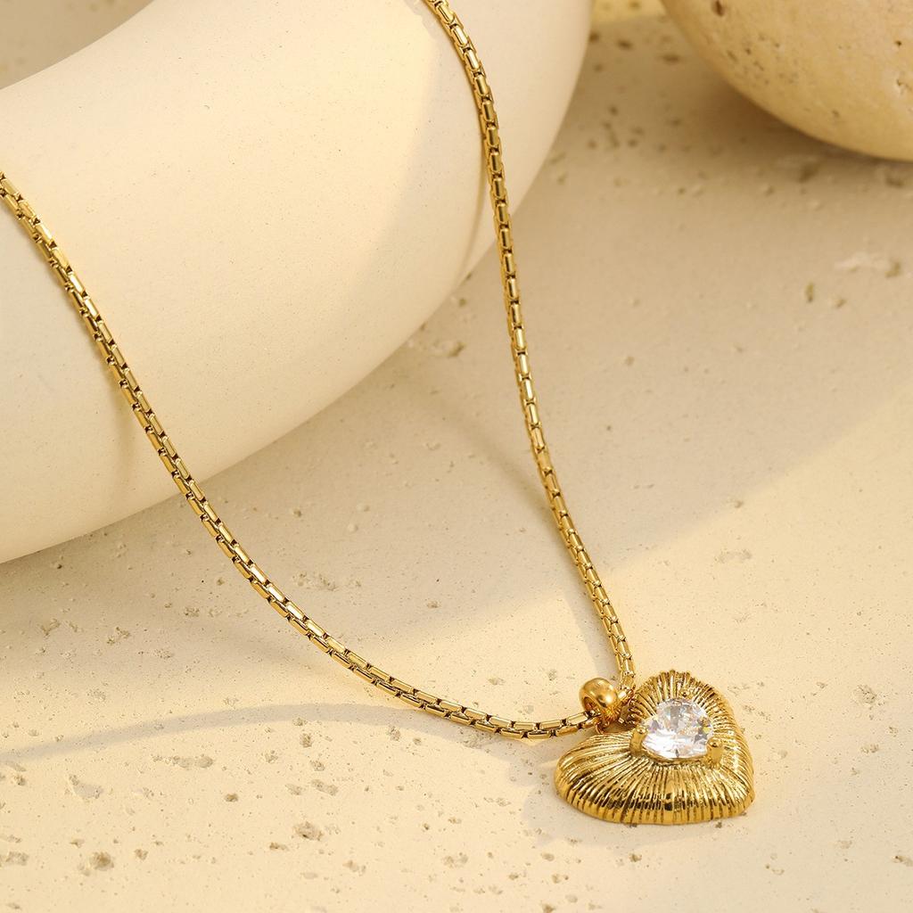 GEMCHIC Women's Trendy Heart Pendant Necklace Stainless Steel Gold Plated Choker Fashion Geometric Love Statement Jewelry for Party Daily Wear
