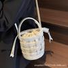 Весна-лето 2025 новая плетеная нишевая ручная корзина модная универсальная на одно плечо через плечо премиальное чувство通勤 сумка-ведро