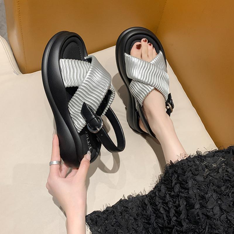 Модные женские босоножки на платформе со складками