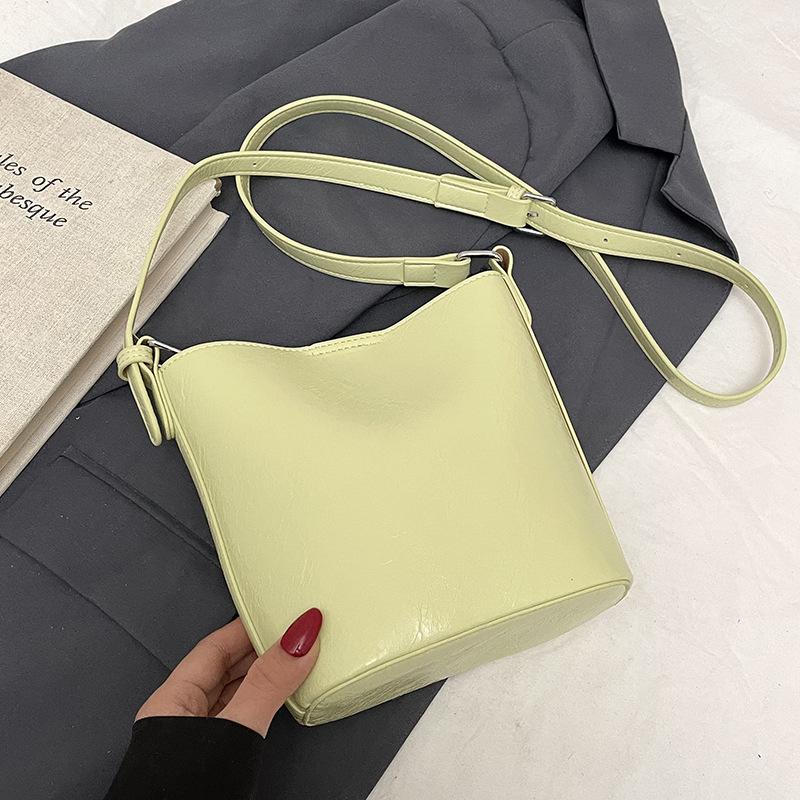 Оптовая горячая распродажа корейская простая однотонная высококлассная сумка-ведро модная универсальная маленькая свежая сумка-мессенджер для通勤 сумка для мамы