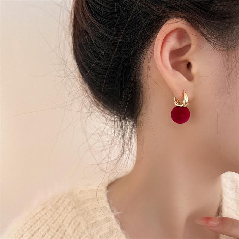 Серьги с геометрическим узором осень/зима 2024 г.: Стильные женские пушистые шариковые серьги