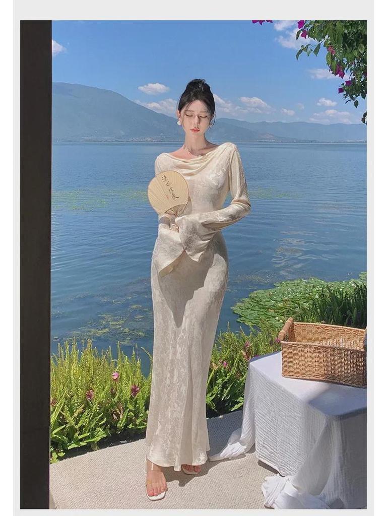 Элегантное китайское платье с воротником из жаккарда и длинными рукавами и узкой талией