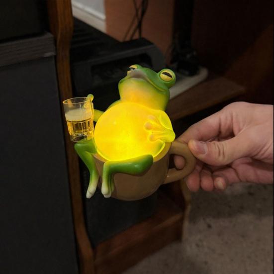 Фигурка Лягушки Пьющей Ночник Сидящая на Чашке Лягушка Декоративная Лампа Статуэтка из Смолы Украшение для Дома Офиса Спальни Настольное