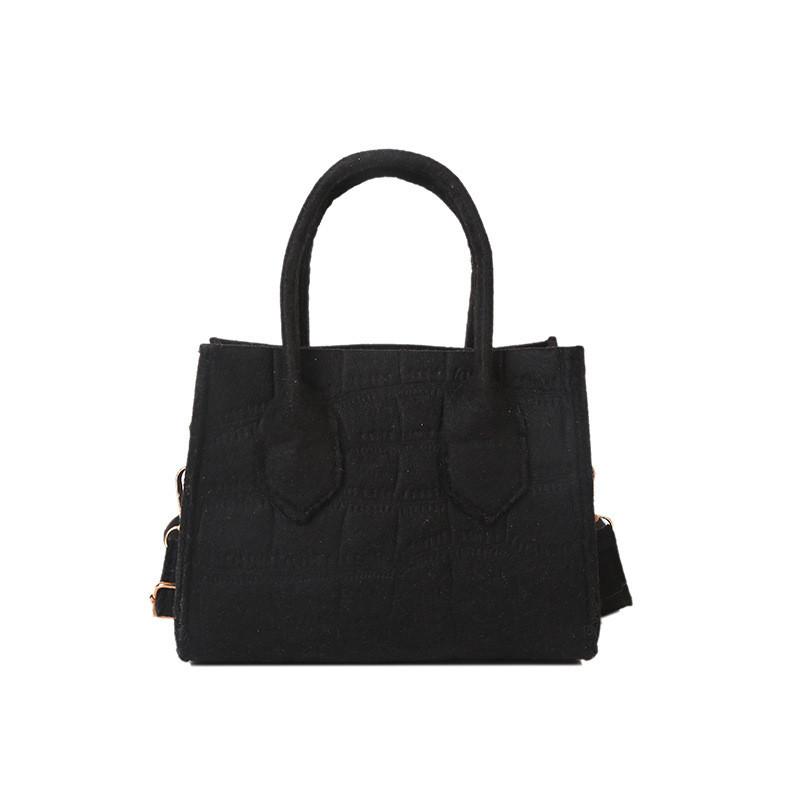 Маленькая наплечная сумка с простроченными деталями для повседневного использования