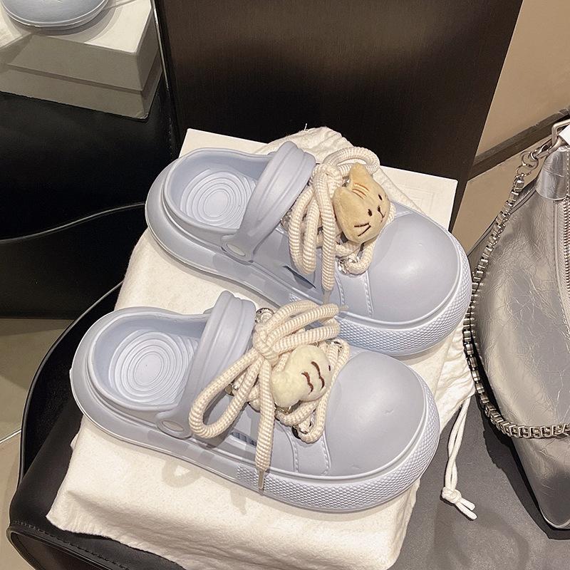 Милые уродливые милые туфли с дырками с большой головой женские носят 2025 весна и лето новые ремешки мультяшные универсальные колледж стиль две шлепанцы