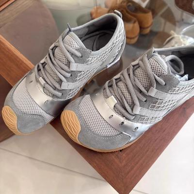 Нишевый дизайн серебристые туфли Dexun 2025 новая корейская версия весна и осень удобные повседневные кожаные спортивные туфли на шнуровке женские