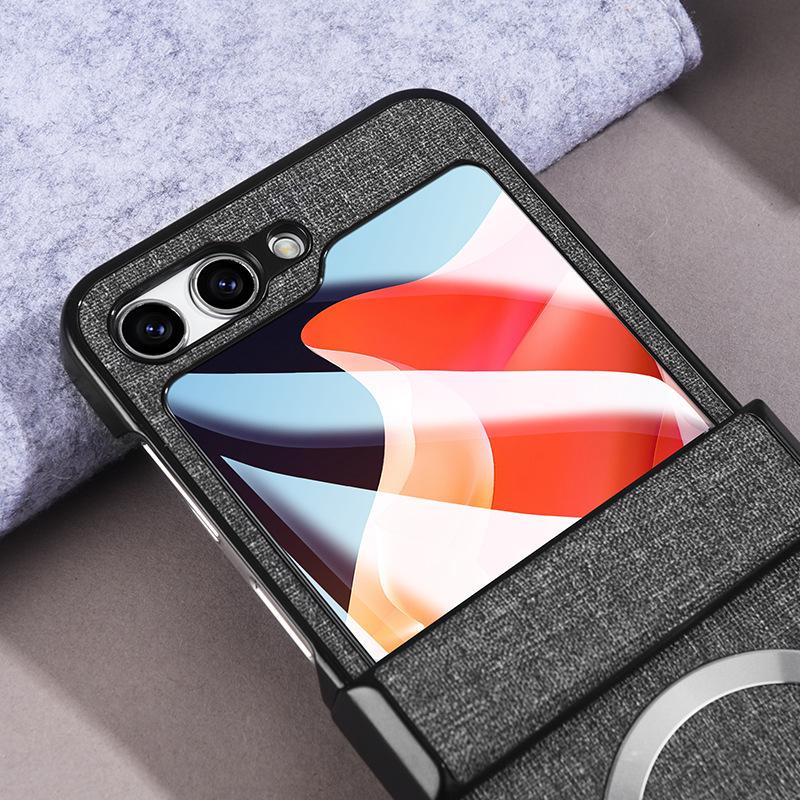 Магнитный чехол Samsung Z Flip7/6/5 с тканевой текстурой и защитой экрана