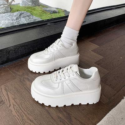 Маленькие туфли-маффины высотой 6,5 см для женщин, весна 2025, новые повседневные универсальные модные тонкие белые туфли на толстой подошве для женщин