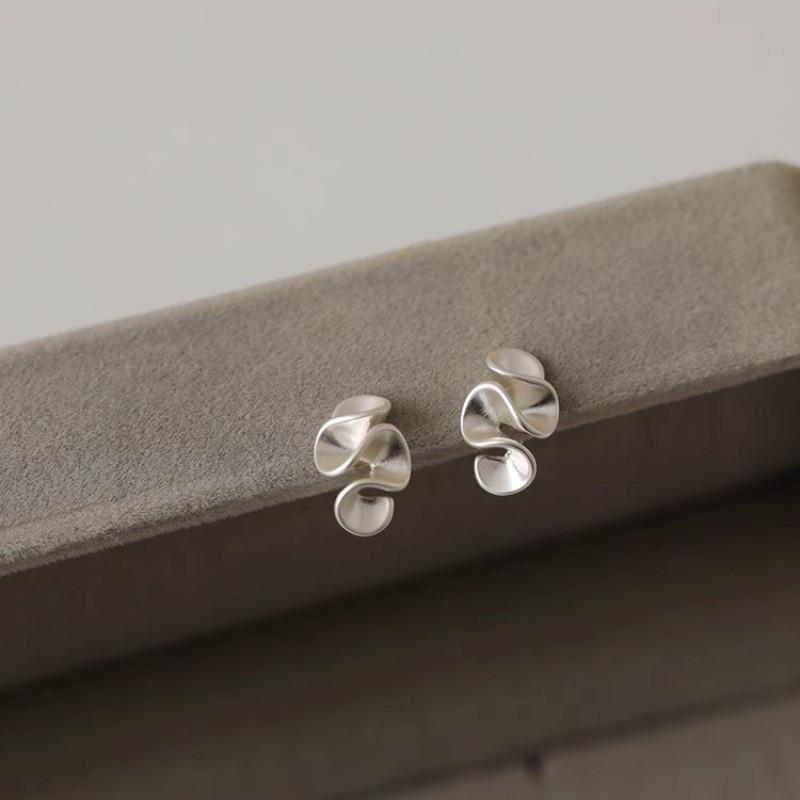 Геометрические плиссированные серьги с цветами чая с молоком для женщин, новинка 2024 года, популярные серьги с краями листьев лотоса