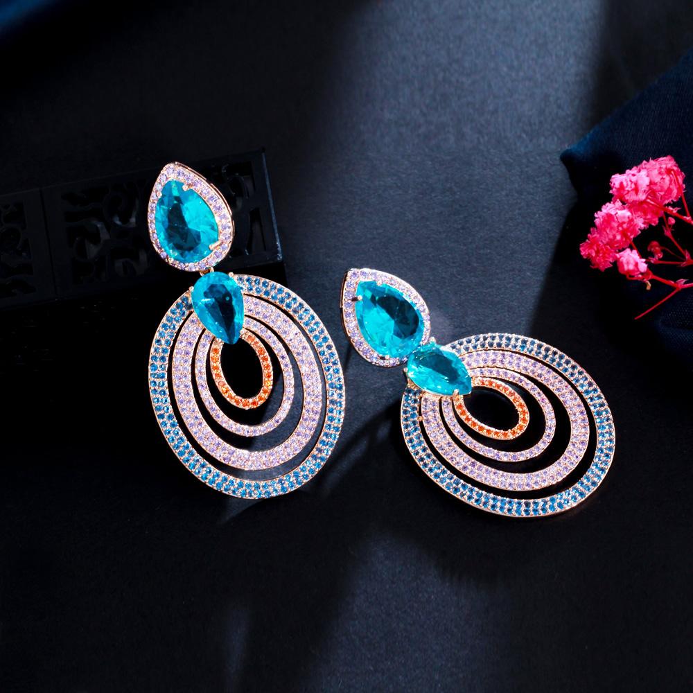 Роскошные серьги-капли CMM с несколькими круглыми цветными циркониями и большими каплями