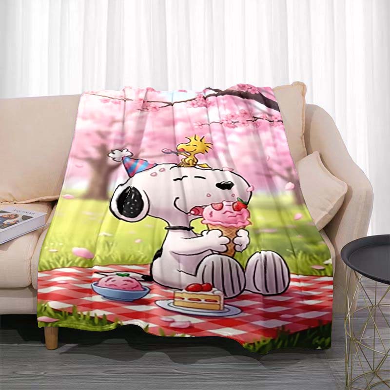 Cute Snoopy print soft and warm blanket, perfect for naps, sofas, beds, camping trips, the office, birthday and holiday gifts.
