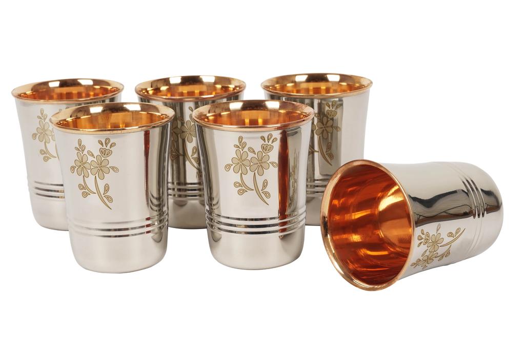 Trifri Набор из 6 стаканов для воды ручной работы, снаружи нержавеющая сталь, рельефный дизайн, внутри медь с аюрведическими преимуществами для здоровья
