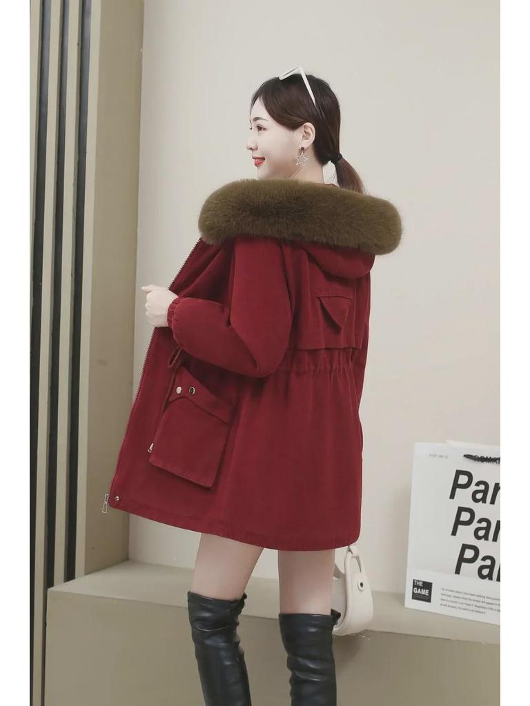 Женское зимнее бархатное пальто 2024 года: Приталенный крой, корейский стиль, меховой воротник, теплый, большой размер, средней длины.