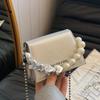 Темпераментный простой зарубежный стиль жемчужная цепочка маленькая сумка женская 2025 весна новая универсальная ins сумка-мессенджер маленькая квадратная сумка женская