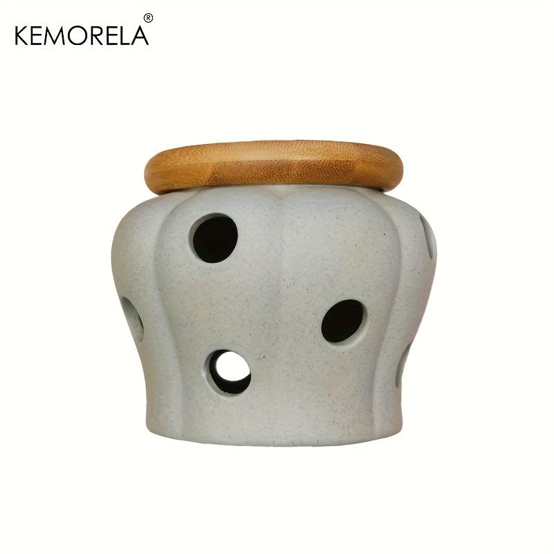 KEMORELA Белая керамическая банка для хранения чеснока с бамбуковой крышкой, вентилируемая полая конструкция, идеально подходит для хранения чеснока, имбиря на кухне