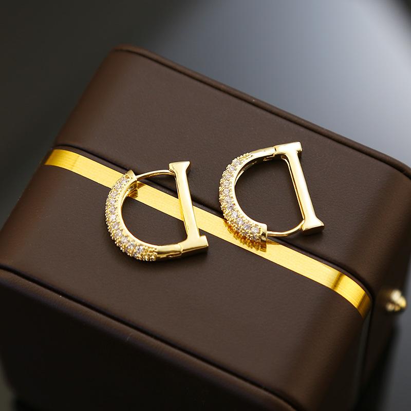 Letter D Zircon Earrings, High-End Internet Celebrity Light Luxury Temperament Ear Buckle Explosion 2023 Niche Earrings