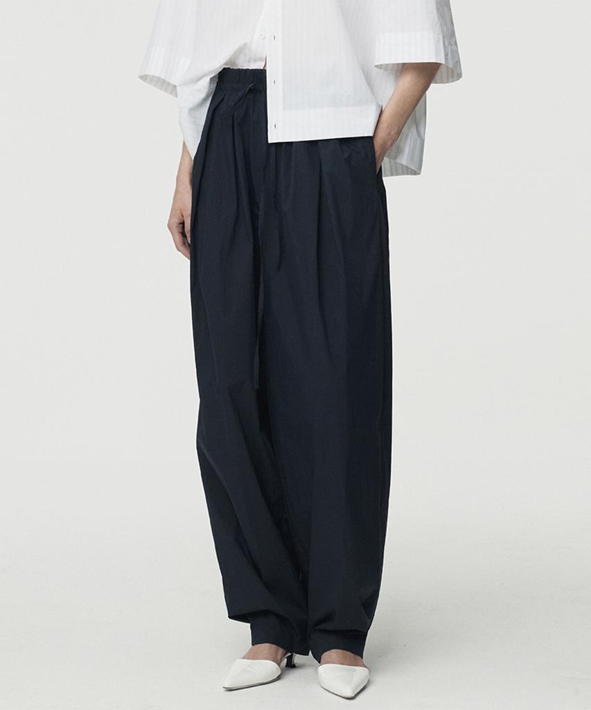 UMARMUNG Lightweight Cotton Oval Silhouette Pants_Navy