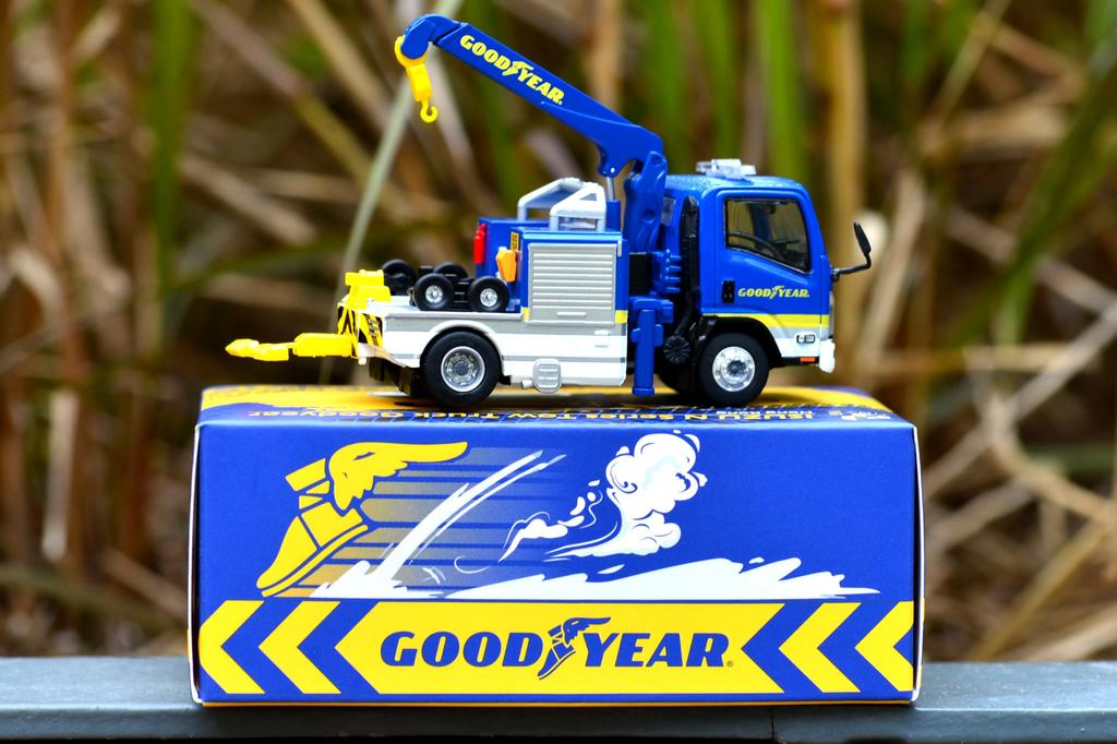 Маленький город 1/76 масштаб литая модель автомобиля Isuzu N-Series эвакуатор от Goodyear