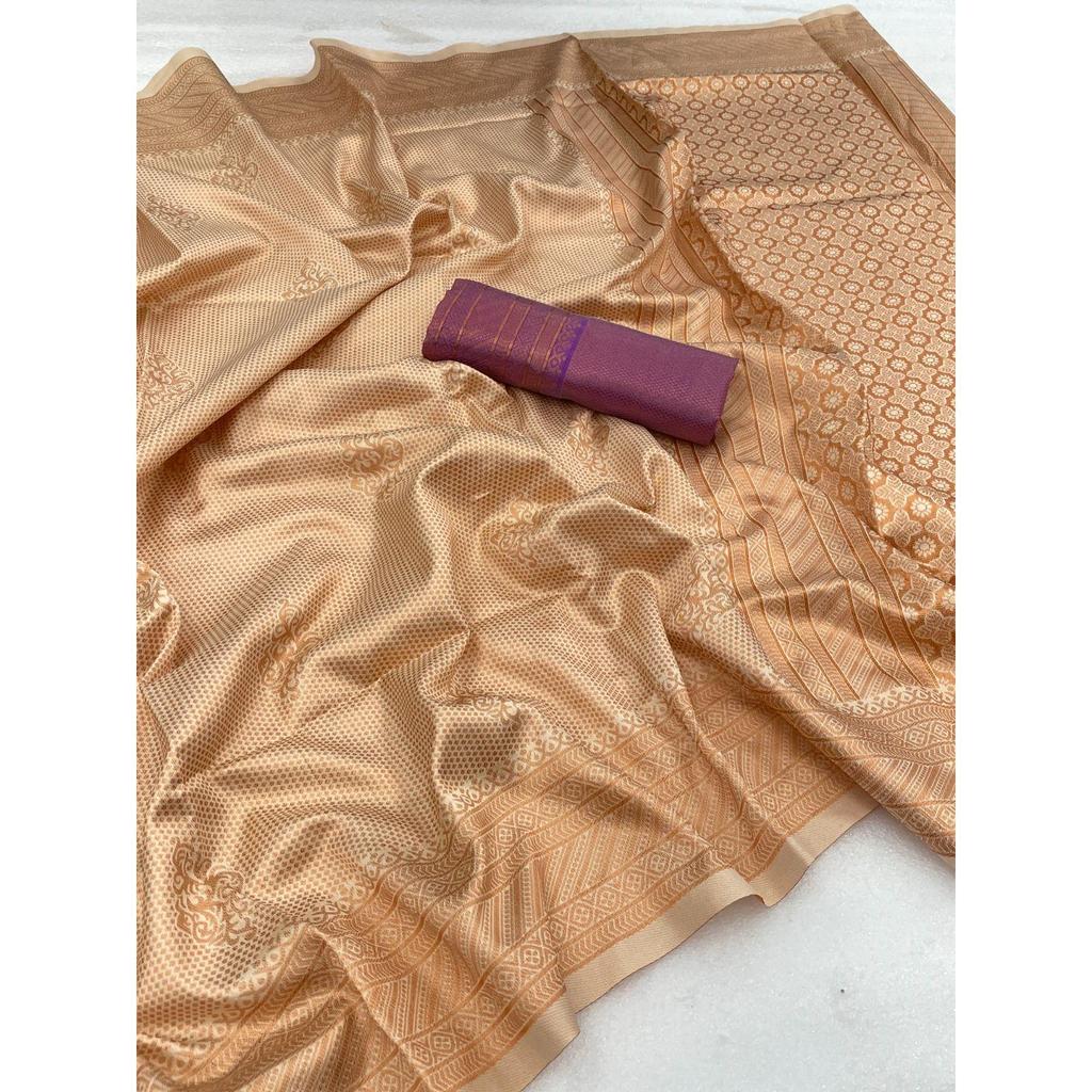 Шелковое сари из магазина АЛМААРИ украшено красивой вышивкой Зари в виде традиционных мотивов.