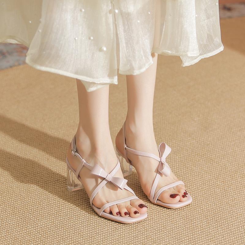 Женские босоножки Temperament 2024 года, летняя новая модная тенденция, элегантные туфли на прозрачном каблуке с бабочкой и римским узлом для улицы, высокие каблуки