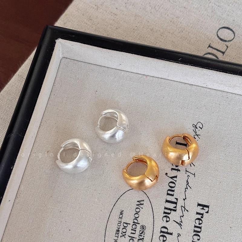 Простые матовые серьги-кольца в корейском стиле для женщин — элегантный и универсальный дизайн