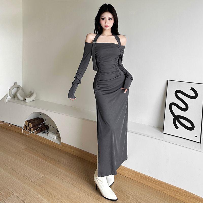 Осеннее вечернее вечернее интеллектуальное элегантное достойное зрелое платье с бретельками через шею сексуальное женственное чистое простое женское платье с длинным воротом
