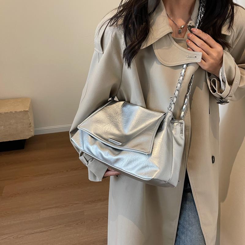 Сумка большой вместимости женская 2025 новая популярная высококлассная сумка через плечо лето супер огонь сумка-мессенджер на цепочке для поездок на работу