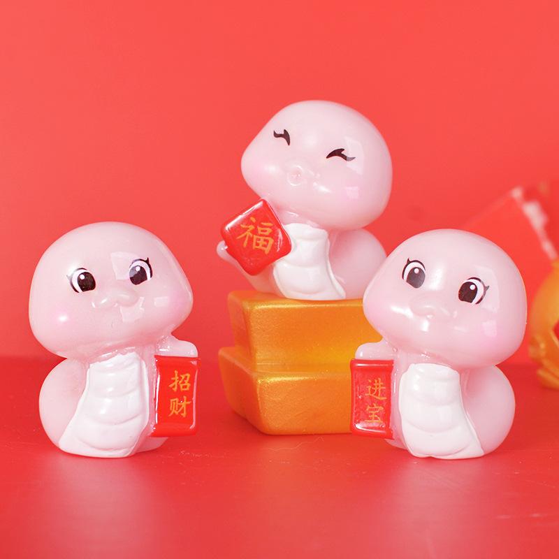 Новогодний декоративный мультяшный змей Года Маленький декоративный предмет для привлечения богатства и удачи Смола ручной работы