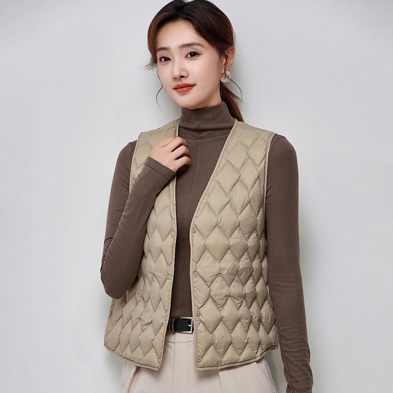 Down vest new women's short style with fashionable and light V-neck close-fitting duck down vest liner tide