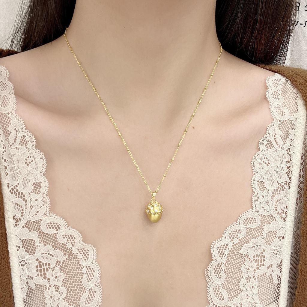 Ожерелье из цирконов в стиле средневековья в форме сосновой шишки: Элегантный, ретро и универсальный модный кулон