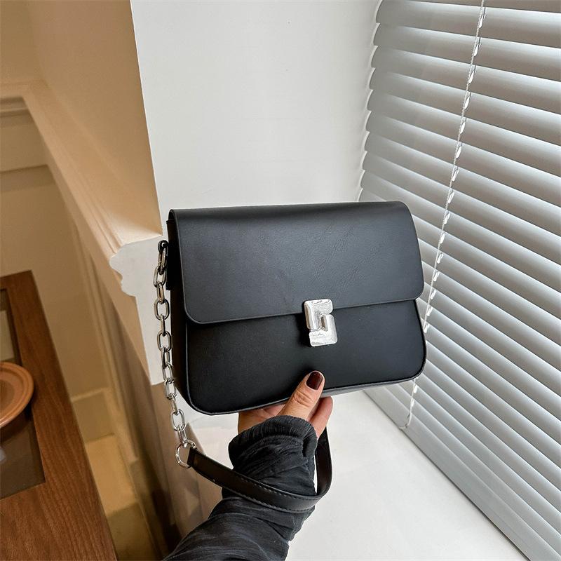 Корейская версия модной персонализированной цепочки, маленькая квадратная сумка подмышкой 2024 года, новая модная простая темпераментная персонализированная женская сумка через плечо