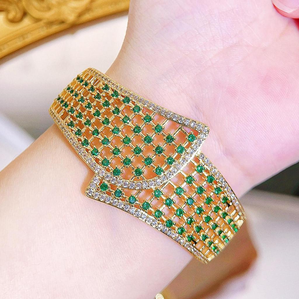 CMM Dubai Golden Retro Emerald Color Zirconia Hollow Large Wide Bangle Bracelet Womens Party Aristractic Hand Jewelry Accessories
