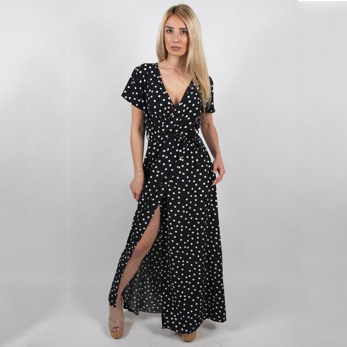 Длинное платье в горошек и разрезом впереди