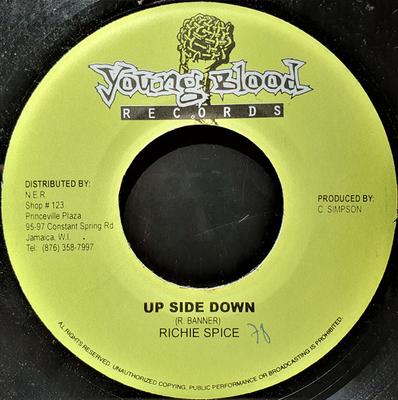 7-дюймовая пластинка RICHIE SPICE - Up Side Down NONE Young Blood Rec 2004 Ямайка Регги, Ска и Даб Б/У