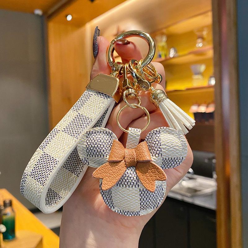 Изысканный классический кожаный брелок-подвеска для автомобиля в виде старого цветка с милым шариком и мультяшным мехом кролика рекс для женских сумок