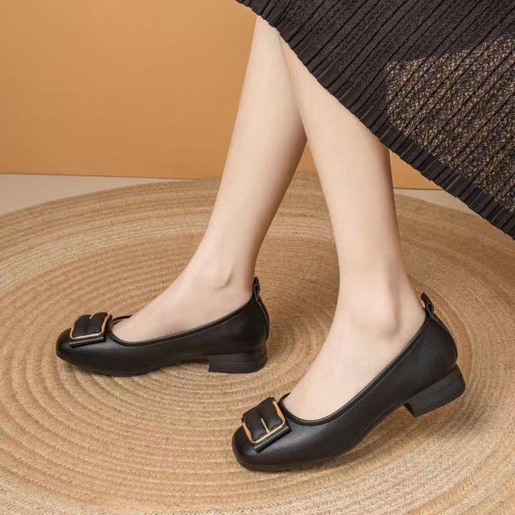 2025 осень новые неглубокие туфли-лодочки женские из мягкой кожи на мягкой подошве туфли для мамы на одном ремешке с неглубоким вырезом универсальные с квадратным носком на толстом каблуке
